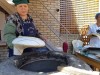 Khiva - Una signora inforna in suo pane